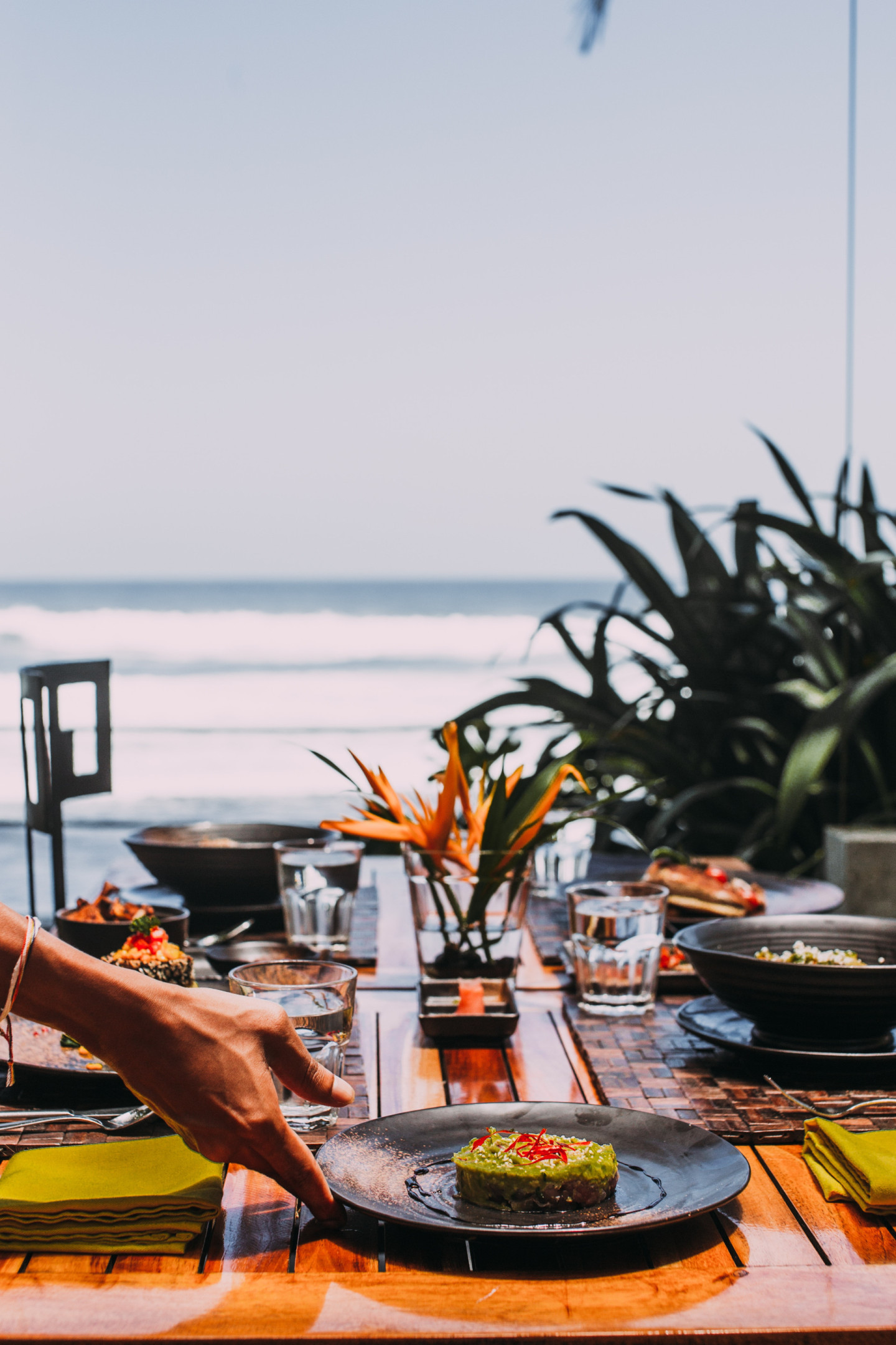Tafelgedeck mit Essen und Blick aufs Meer