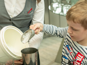 leuchtende Kinderaugen beim Reindling backen in der KTS