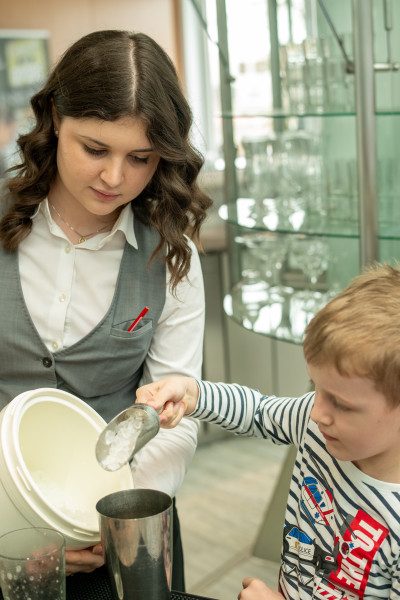 leuchtende Kinderaugen beim Reindling backen in der KTS
